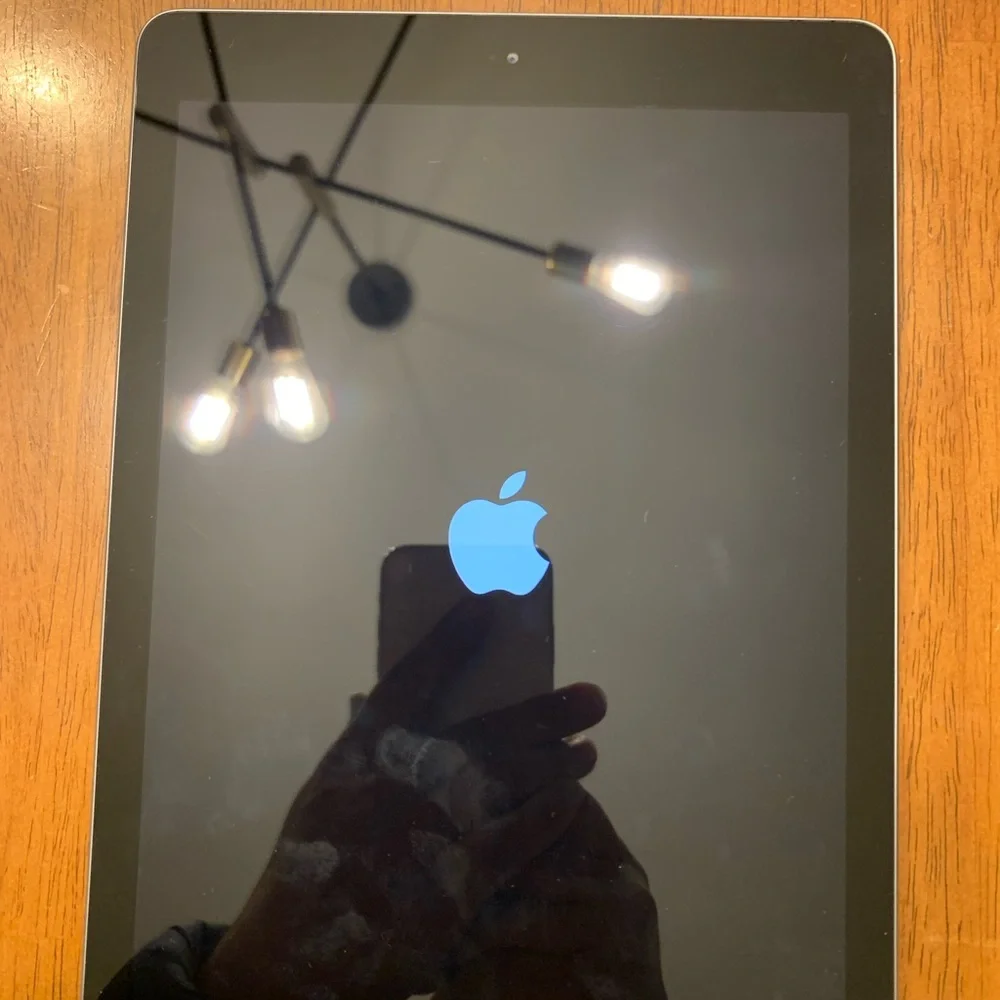 Apple iPad 6th Generation 32GB Unlocked Like New!